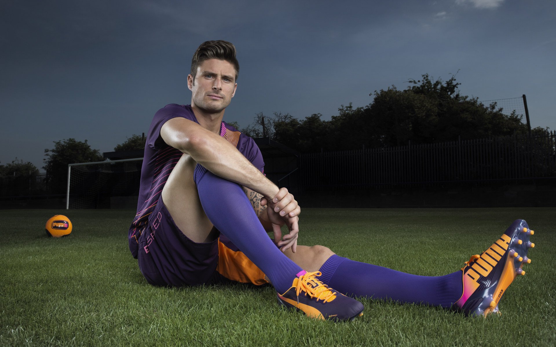 “飞盘：三叉湖田径场上的空中激情与极限对抗”